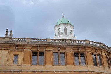 Sheldonian Tiyatrosu, müzik resitalleri, dersler, konferanslar ve Oxford Üniversitesi tarafından düzenlenen çeşitli törenler için kullanılır.