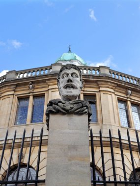 Sheldonian Tiyatrosu, müzik resitalleri, dersler, konferanslar ve Oxford Üniversitesi tarafından düzenlenen çeşitli törenler için kullanılır.