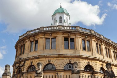 Sheldonian Tiyatrosu, müzik resitalleri, dersler, konferanslar ve Oxford Üniversitesi tarafından düzenlenen çeşitli törenler için kullanılır.