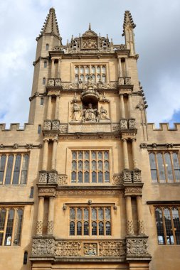 Oxford, İngiltere - Bodleian Kütüphanesi 'nin Okul Kütüphanesi' nin doğu girişini oluşturan Beş Tarikat Kulesi
