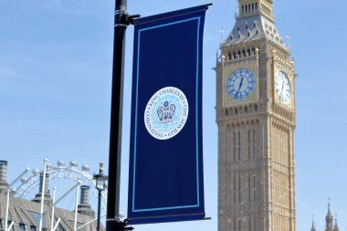 Londra, İngiltere - 29 Nisan 2023: Londra 'da pankartlar 6 Mayıs' ta Kral III. Charles 'ın taç giyme törenini duyuruyor