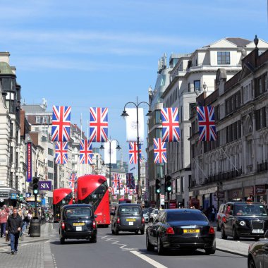 Londra, İngiltere - 29 Nisan 2023: 6 Mayıs 'ta Kral III. Charles' ın taç giyme törenini kutlamak için Strand Caddesi 'nde pankart ve bayraklar