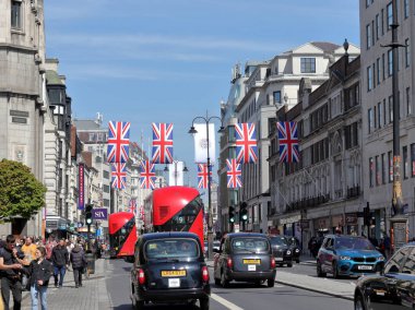 Londra, İngiltere - 29 Nisan 2023: 6 Mayıs 'ta Kral III. Charles' ın taç giyme törenini kutlamak için Strand Caddesi 'nde pankart ve bayraklar