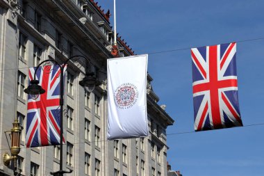 Londra, İngiltere - 29 Nisan 2023: 6 Mayıs 'ta Kral III. Charles' ın taç giyme törenini kutlamak için Strand Caddesi 'nde pankart ve bayraklar