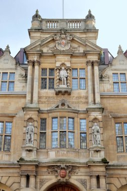 Oriel Koleji, Oxford Üniversitesi, Cecil John Rhodes heykeli binanın önünde.