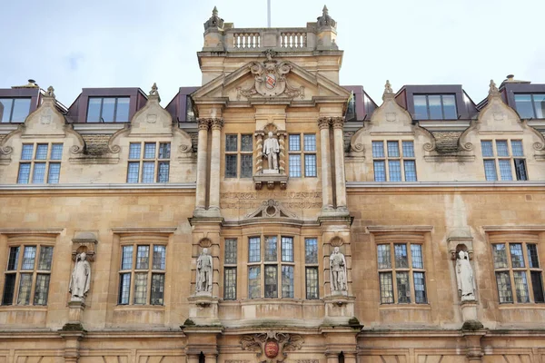 Ориель Колледж Оксфордского Университета Фасаде Здания Статуя Джона Роудса — стоковое фото