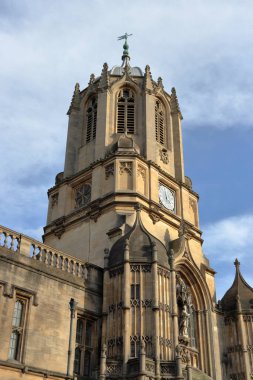 Tom Tower, Oxford, İngiltere 'de Tom Gate üzerinde bir çan kulesi. Adını zilinden almış, Büyük Tom. Tom Quad 'a çıkan İsa Kilisesi' nin ana girişi. St. Aldates caddesinden görüntü.