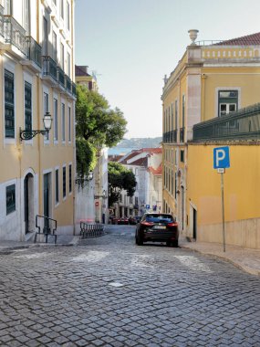 Lizbon, Portekiz - 28 Eylül 2021: Lizbon, Portekiz 'in geleneksel mimari ve sokak manzaraları
