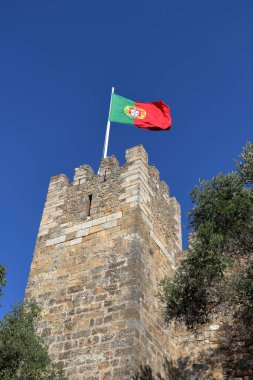 Lizbon 'daki Aziz George Kalesi' nde (Castelo de So Jorge) Portekiz bayrağı