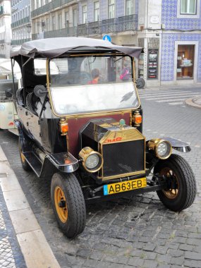 Lizbon, Portekiz - Sezon 28, 2022: Lizbon 'da turistlere şehir turu sağlayan retro görünümlü araba