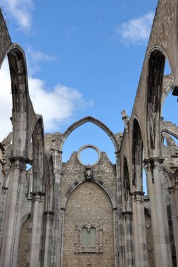 Portekiz 'in Lizbon belediyesi Santa Maria Maior' daki eski bir Katolik manastırı olan Carmel Dağı Manastırı 'nın (Convento da Ordem do Carmo) kalıntıları..