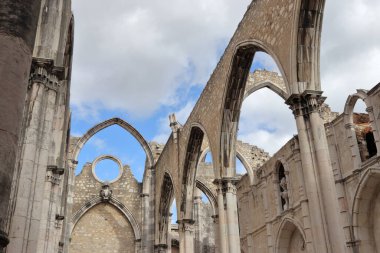 Portekiz 'in Lizbon belediyesi Santa Maria Maior' daki eski bir Katolik manastırı olan Carmel Dağı Manastırı 'nın (Convento da Ordem do Carmo) kalıntıları..