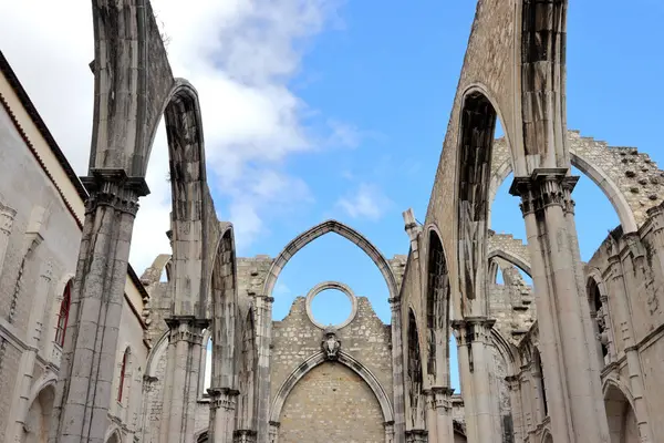 Portekiz 'in Lizbon belediyesi Santa Maria Maior' daki eski bir Katolik manastırı olan Carmel Dağı Manastırı 'nın (Convento da Ordem do Carmo) kalıntıları..