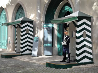 Lizbon, Portekiz - 28 Şubat 2022: Lizbon, Portekiz 'deki Ulusal Cumhuriyetçi Muhafız Müzesi' nin girişinde nöbetçi üniforması
