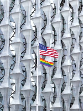 Londra, İngiltere - 19 Haziran 2022: Amerika Birleşik Devletleri 'nin Londra Büyükelçiliği' ne Amerikan ve gökkuşağı bayrakları sallıyor.