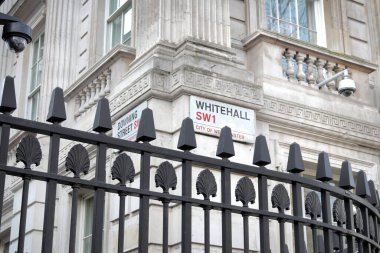 Londra, İngiltere 'de Downing Street ve Whitehall kavşağında sokak isimleri yazıyor.