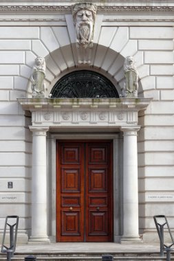 Londra, İngiltere - 20 Şubat 2021: Londra 'daki HM Maliye Bakanlığı' nın giriş kapısı