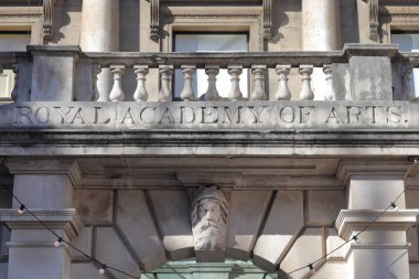 Londra, İngiltere - 27 Şubat 2022: The Royal Academy of Arts (RA), Piccadilly, İngiltere merkezli bir sanat kurumu..