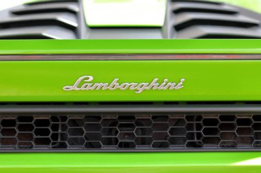 Londra, İngiltere - 9 Nisan 2023: Yeşil Lamborghini 'nin arka kısmı 