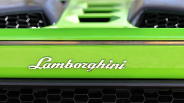 Londra, İngiltere - 9 Nisan 2023: Yeşil Lamborghini 'nin arka kısmı 
