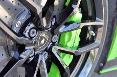 Londra, İngiltere - 9 Nisan 2023: Lamborghini 'nin tekeri ve şirket logosu
