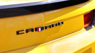 Londra, İngiltere - 9 Nisan 2023: Sarı Chevrolet Camaro 'nun arka görüntüsü