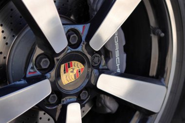 Londra, İngiltere - 9 Nisan 2023: Şirket logosuna sahip bir Porsche alaşımlı tekerlek