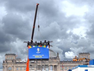 Berlin, Almanya - 4 Haziran 2024: Reichstag binası önünde UEFA EURO 2024 futbol festivali hazırlıkları