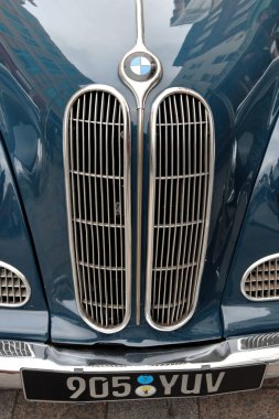 Londra, İngiltere - 15 Ocak 2022: 1961 'de üretilen eski BMW 502 V8 arabasının ön görüntüsü