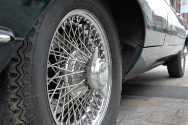 Londra, İngiltere - 15 Ocak 2022: Jaguar E-Type ya da Kuzey Amerika pazarı için Jaguar XK-E tekerleği