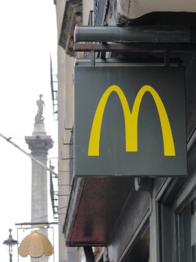 Londra, İngiltere - 12 Aralık 2020: Whitehall, Londra 'daki McDonalds restoranının sokak tabelası