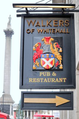 Londra, İngiltere - 12 Aralık 2020: Walkers of Whitehall sokak işareti, Londra 'nın merkezinde Trafalgar Meydanı yakınlarındaki geleneksel İngiliz barı ve restoranı