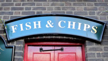 Londra, İngiltere - 5 Aralık 2020: Londra 'daki The Anchor Pub' da Fish and Chips tabelası 