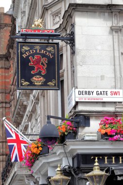 Londra, İngiltere - 2 Temmuz 2022: Westminster 'daki Red Lion Pub and Restaurant, Londra, İngiltere' deki geleneksel İngiliz Pub 'ı