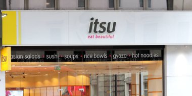 Londra, İngiltere - 12 Aralık 2020: Itsu, Doğu Asya esinlenilmiş fast food mağazaları ve restoranlar zinciri ve Strand, Londra, İngiltere 'deki bir bakkal şirketi