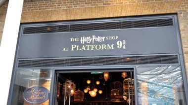 Londra, İngiltere - 11 Mart 2023: King 's Cross, Londra' daki Harry Potter Mağazası