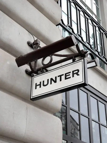 Londra, İngiltere - 24 Ekim 2020: Londra Regent Caddesi 'ndeki Hunter Boot Ltd mağazası