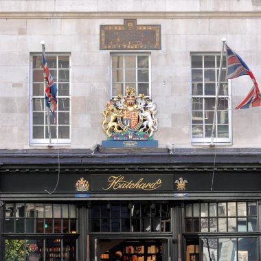 Londra, İngiltere - 27 Şubat 2022: Hatchards, 1797 yılında Piccadilly 'de kurulan İngiltere' nin en eski kitapçısı olduğunu iddia eden bir İngiliz kitapçısı.