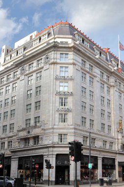 Londra, İngiltere - 27 Mart 2021: Strand Palace Hotel Londra 'nın batı ucunda