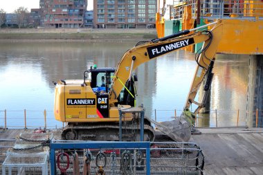 Londra, İngiltere - 25 Aralık 2020: İngiltere 'nin en büyük fabrika kiralama şirketi Flannery Plant Hire tarafından yapılan Thames, Hidrolik Excavator CAT 313F üzerinde çalışıyorum 