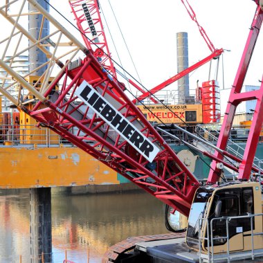 Londra, İngiltere - 25 Aralık 2020: Liebherr vinç Londra 'daki Thames Nehri' nde inşaat çalışmaları yapıyor