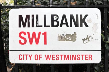 Londra, İngiltere - 24 Ekim 2020: Millbank tabelası, Westminster Şehri, Londra SW1