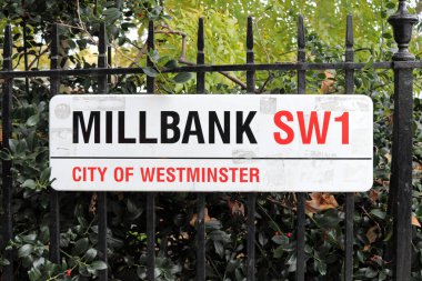 Londra, İngiltere - 24 Ekim 2020: Millbank tabelası, Westminster Şehri, Londra SW1