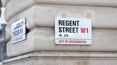 Londra, İngiltere - 5 Haziran 2021: Regent Street ve Piccadilly Circus köşesi, Westminster, Londra 1.