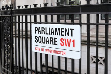 Londra, İngiltere - 24 Aralık 2020: Parlamento Meydanı tabelası, Westminster Şehri, Londra SW1