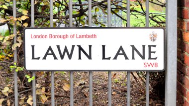 Londra, İngiltere - 17 Ekim 2020: Lawn Lane sokak tabelası, Londra Lambeth İlçesi SW8