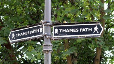 Londra, İngiltere - 6 Haziran 2022: Thames Yolu tabelası, Londra, İngiltere