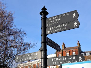 Londra, İngiltere - 25 Aralık 2020: Thames Yolu yön işaretleri, Londra, İngiltere