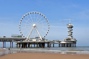 Scheveningen iskelesi lunaparkı. Dönme dolap ve bungalı, Hollanda.