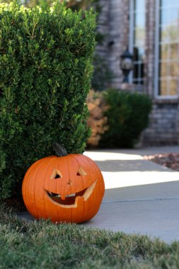 Büyük cadılar bayramı balkabağıyla süslenmiş bir ev girişi. Yüksek kalite fotoğraf